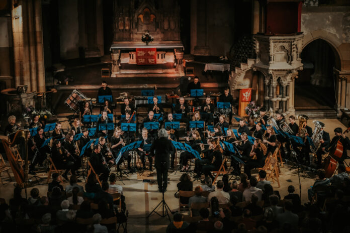 Jahreskonzert-1 Bühne frei zur Konzertpremiere: In der St. Lucas Kirche Leipzig spielte das Ensemble „Harmonia“ zum ersten Mal vor Publikum auf. Foto: Max Lukowsky