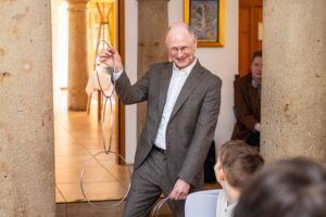 Einer seiner Lieblingstricks ist das Ver- und Entketten verschlossener Stahlringe auf der Bühne. Foto: privat