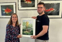 Simone Tauber hat am Montag das Aquarell an Schmöllns Bürgermeister Sven Schrade übergeben. Foto: PM