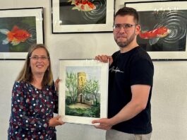 Simone Tauber hat am Montag das Aquarell an Schm&ouml;llns B&uuml;rgermeister Sven Schrade &uuml;bergeben. Foto: PM