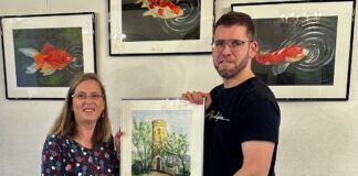 Simone Tauber hat am Montag das Aquarell an Schmöllns Bürgermeister Sven Schrade übergeben. Foto: PM