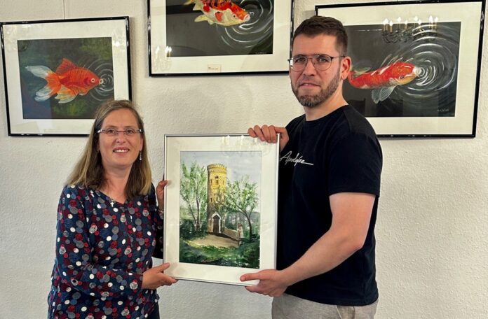 __bergabe_Bild_Hillerturm_Simone_Tauber Simone Tauber hat am Montag das Aquarell an Schmöllns Bürgermeister Sven Schrade übergeben. Foto: PM