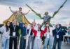 Besucher des Eröffnung des Turnfestes posieren mit DarstellerInnen. Foto: Maya Lüst