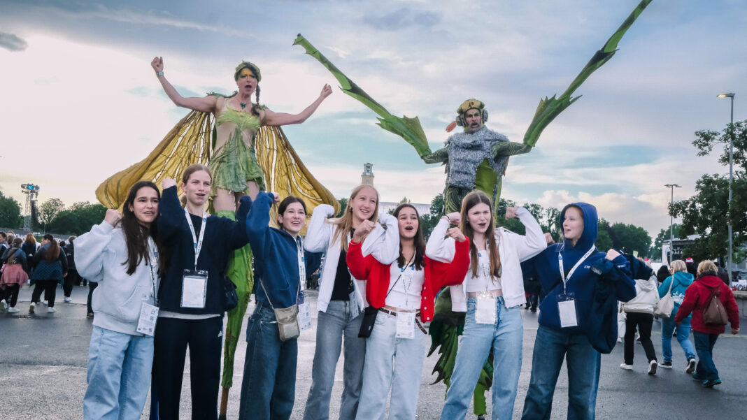 Besucher des Eröffnung des Turnfestes posieren mit DarstellerInnen. Foto: Maya Lüst