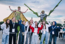 Besucher des Eröffnung des Turnfestes posieren mit DarstellerInnen. Foto: Maya Lüst