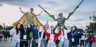 Besucher des Er&ouml;ffnung des Turnfestes posieren mit DarstellerInnen. Foto: Maya L&uuml;st