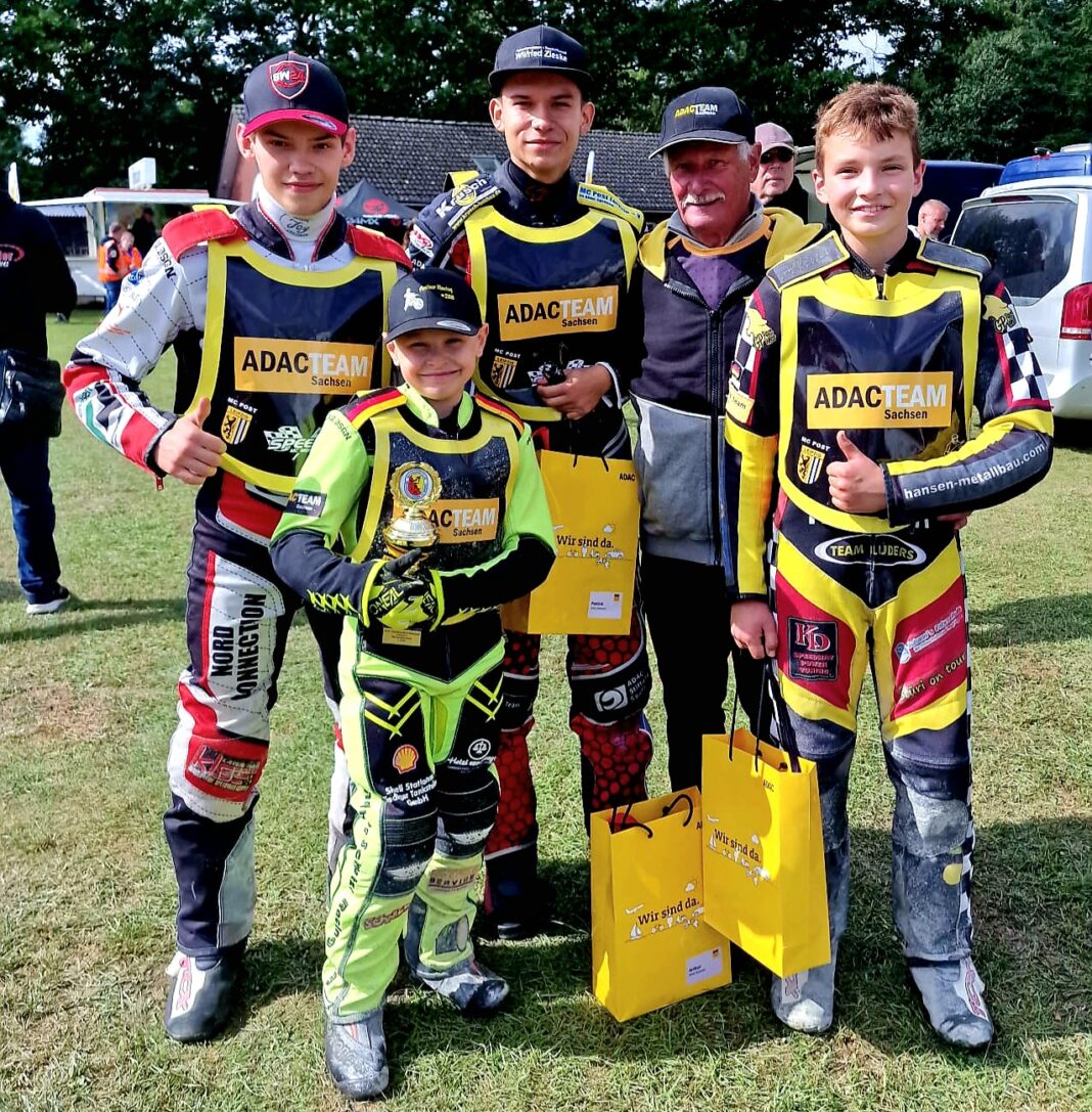 Ein starkes Team glänzte mit einem starken Auftritt: Magnus Rau, Arthur Schütze, Patrick Hyjek, Trainer Dietmar Tripke und Erik Barth (v.l.). Foto: MC Post