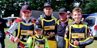 Ein starkes Team glänzte mit einem starken Auftritt: Magnus Rau, Arthur Schütze, Patrick Hyjek, Trainer Dietmar Tripke und Erik Barth (v.l.). Foto: MC Post
