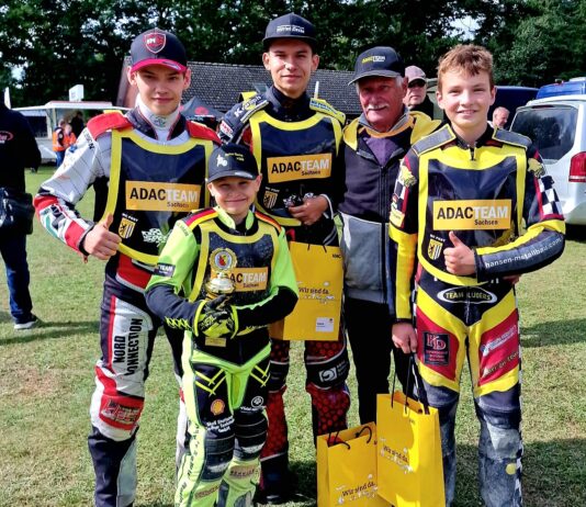 Ein starkes Team gl&auml;nzte mit einem starken Auftritt: Magnus Rau, Arthur Sch&uuml;tze, Patrick Hyjek, Trainer Dietmar Tripke und Erik Barth (v.l.). Foto: MC Post