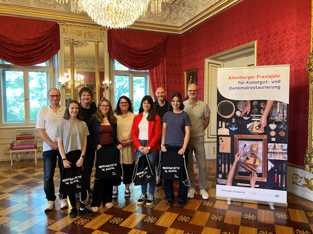 v.l.: Restaurator Mario Gawlik, Praktikantin Ronja Müller, Restaurator Johannes Schaefer, Praktikantin Hannah Steinhäuser, Restauratorin Natalie Meurisch, Praktikantin Antonia Fengler, Restaurator Prof. Dr. Arnulf Dähne, Praktikantin Henrike Arnsberg, Museumsleiter Uwe Strömsdörfer. Foto: Toni Janosch Krause/ Schloss- und Spielkartenmuseum Altenburg
