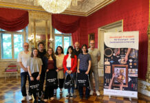v.l.: Restaurator Mario Gawlik, Praktikantin Ronja Müller, Restaurator Johannes Schaefer, Praktikantin Hannah Steinhäuser, Restauratorin Natalie Meurisch, Praktikantin Antonia Fengler, Restaurator Prof. Dr. Arnulf Dähne, Praktikantin Henrike Arnsberg, Museumsleiter Uwe Strömsdörfer. Foto: Toni Janosch Krause/ Schloss- und Spielkartenmuseum Altenburg