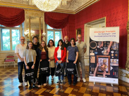v.l.: Restaurator Mario Gawlik, Praktikantin Ronja M&uuml;ller, Restaurator Johannes Schaefer, Praktikantin Hannah Steinh&auml;user, Restauratorin Natalie Meurisch, Praktikantin Antonia Fengler, Restaurator Prof. Dr. Arnulf D&auml;hne, Praktikantin Henrike Arnsberg, Museumsleiter Uwe Str&ouml;msd&ouml;rfer. Foto: Toni Janosch Krause/ Schloss- und Spielkartenmuseum Altenburg