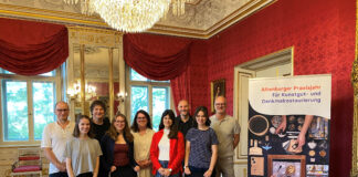 v.l.: Restaurator Mario Gawlik, Praktikantin Ronja Müller, Restaurator Johannes Schaefer, Praktikantin Hannah Steinhäuser, Restauratorin Natalie Meurisch, Praktikantin Antonia Fengler, Restaurator Prof. Dr. Arnulf Dähne, Praktikantin Henrike Arnsberg, Museumsleiter Uwe Strömsdörfer. Foto: Toni Janosch Krause/ Schloss- und Spielkartenmuseum Altenburg