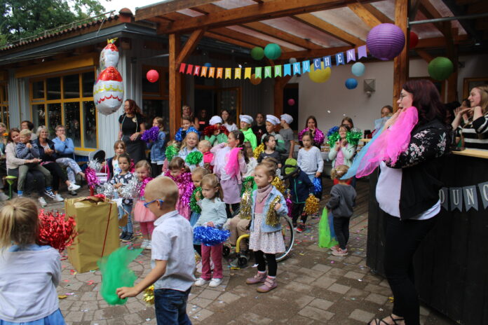 23.08_.25_-Foto1-_25_Jahre_Kita_Holzw__rmchen_in_Ehrenhain_gefeiert-von_W_._Riedel_ Die Kita-Tanzgruppe erhielt jede Menge Applaus. Foto: Wolfgang Riedel