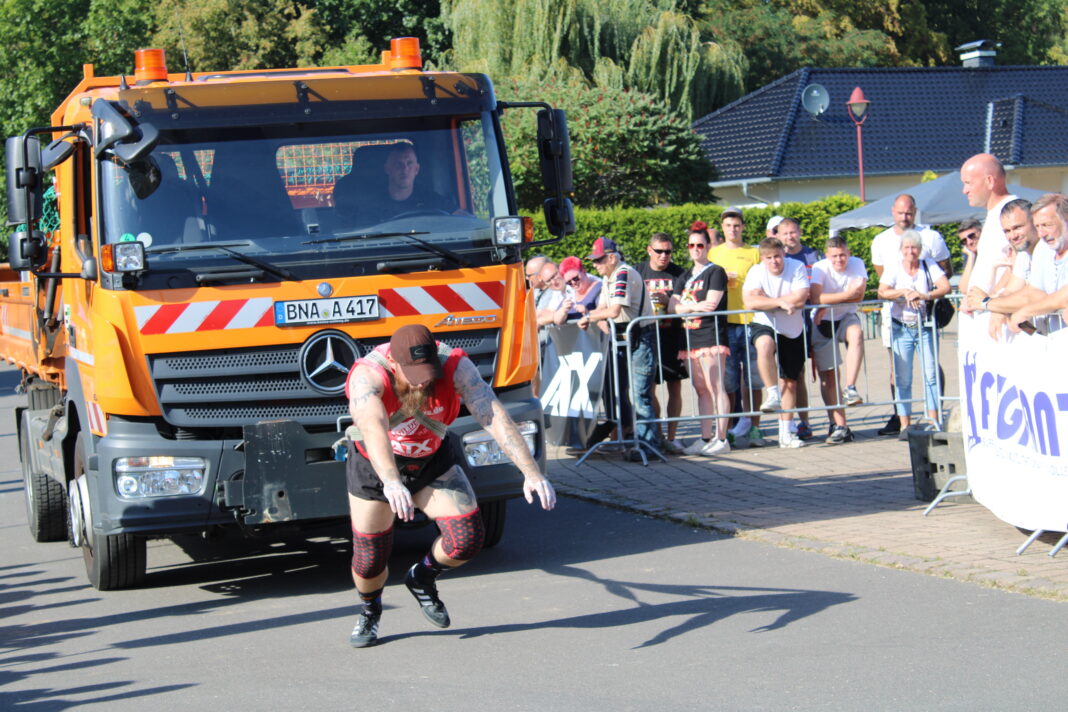 Der 1,93 Meter große Athlet Jens Töppen aus Hannover zieht den LKW und landete so auch auf den 4. Platz. Foto: Wolfgang Riedel
