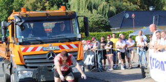 Der 1,93 Meter gro&szlig;e Athlet Jens T&ouml;ppen aus Hannover zieht den LKW und landete so auch auf den 4. Platz. Foto: Wolfgang Riedel