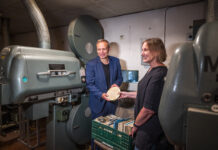 Bei der "Schatzübergabe": Intendant Enrico Lübbe und Meike Weimann vom Sächsischen Staatsarchiv im Projektorenraum. Foto: Rolf Arnold