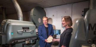 Bei der "Schatz&uuml;bergabe": Intendant Enrico L&uuml;bbe und Meike Weimann vom S&auml;chsischen Staatsarchiv im Projektorenraum. Foto: Rolf Arnold