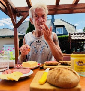 Er ist ein Genußmensch, eine Fußball-Legende und ein Jubilar: Joachim Steffens liebt seinen Honig, seinen Sport und auch seine Zeit. Foto: Lars Preußer