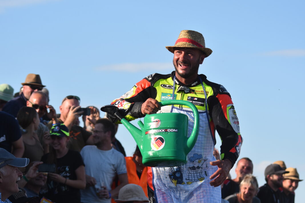 Didier Grams in Frohburg als er sich einen Scherz mit den Zuschauern erlaubt hat, typisch Didier Foto: Doreen Müller-Uhlig