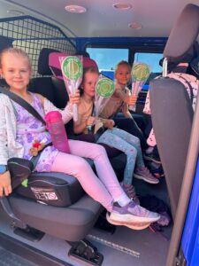 Die Polizei-Winkekelle kam bei den Kindern gut an. Foto: Kinderhospiz Bärenherz