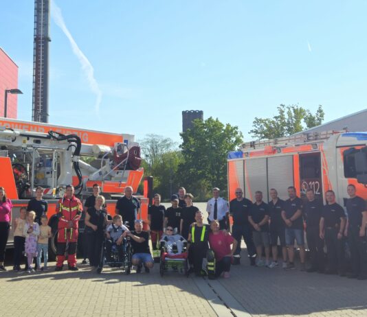 Der Besuch bei der Leipziger Feuerwehr war f&uuml;r die Kinder des Hospiz B&auml;renherz ein ganz besonderer Tag. Foto: Kinderhospiz B&auml;renherz
