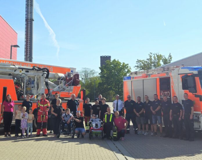 Der Besuch bei der Leipziger Feuerwehr war f&uuml;r die Kinder des Hospiz B&auml;renherz ein ganz besonderer Tag. Foto: Kinderhospiz B&auml;renherz