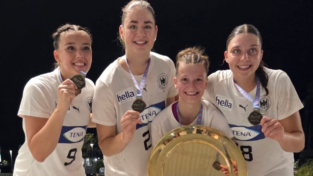 HCL_Spielerinnen_mit_Schale Die HCL-Spielerinnen Lilly Glimm, Marlene Tucholke, Jana Walther und Laura Klocke (v.l.) mit der EMTrophäe: Für Jana Walther war dieser Triumph das absolute Sahnehäubchen auf ein beeindruckendes Turnier. Foto: DHB