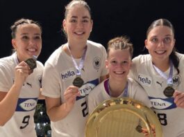 Die HCL-Spielerinnen Lilly Glimm, Marlene Tucholke, Jana Walther und Laura Klocke (v.l.) mit der EMTroph&auml;e: F&uuml;r Jana Walther war dieser Triumph das absolute Sahneh&auml;ubchen auf ein beeindruckendes Turnier. Foto: DHB