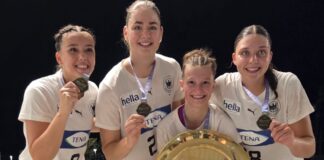 Die HCL-Spielerinnen Lilly Glimm, Marlene Tucholke, Jana Walther und Laura Klocke (v.l.) mit der EMTrophäe: Für Jana Walther war dieser Triumph das absolute Sahnehäubchen auf ein beeindruckendes Turnier. Foto: DHB