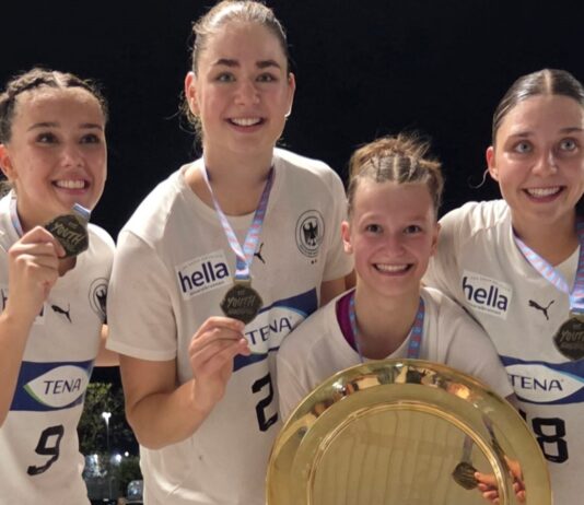 Die HCL-Spielerinnen Lilly Glimm, Marlene Tucholke, Jana Walther und Laura Klocke (v.l.) mit der EMTroph&auml;e: F&uuml;r Jana Walther war dieser Triumph das absolute Sahneh&auml;ubchen auf ein beeindruckendes Turnier. Foto: DHB