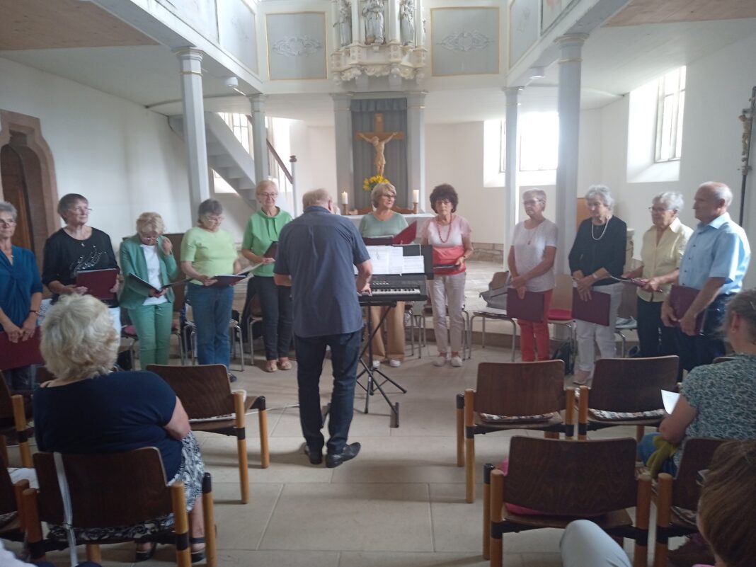 Der Kirchenchor Altkirchen/Göllnitz begeisterte die Besucher beim Konzert in der Tegkwitzer Kirche. Foto: Reinhard Weber