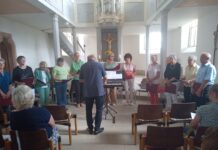 Der Kirchenchor Altkirchen/Göllnitz begeisterte die Besucher beim Konzert in der Tegkwitzer Kirche. Foto: Reinhard Weber