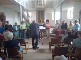 Der Kirchenchor Altkirchen/G&ouml;llnitz begeisterte die Besucher beim Konzert in der Tegkwitzer Kirche. Foto: Reinhard Weber
