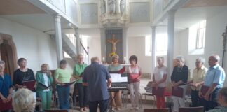 Der Kirchenchor Altkirchen/Göllnitz begeisterte die Besucher beim Konzert in der Tegkwitzer Kirche. Foto: Reinhard Weber