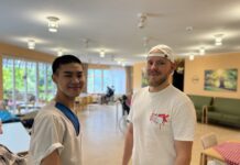 Mark Specht (re.) begleitet die Azubis bei der Diakonie, wie Phong Van Nguyen, während ihrer praktischen Einsätze im Pflegeheim.