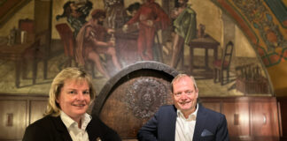 Hier haben die Beiden das Zepter in der Hand: Der 500-j&auml;hrige Auerbachs Keller ist die (berufliche) Heimat von Heike Wei&szlig; und Rene Stoffregen. Foto: Auerbachs Keller