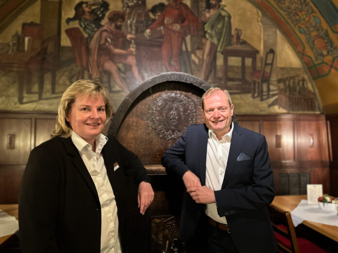 Hier haben die Beiden das Zepter in der Hand: Der 500-j&auml;hrige Auerbachs Keller ist die (berufliche) Heimat von Heike Wei&szlig; und Rene Stoffregen. Foto: Auerbachs Keller