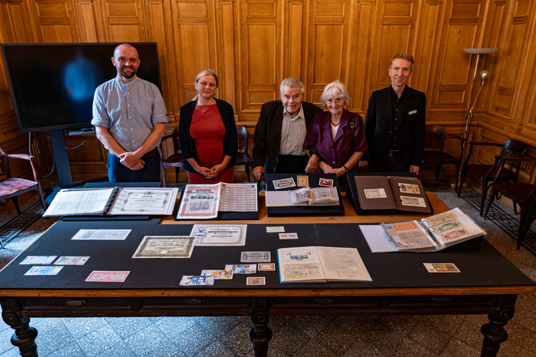 Eine herausragende Sammlung hat Professor Hilmar Sachse (2.v.r.) an die Münzsammlung der Universitätsbibliothek Leipzig übergeben. Foto: Thomas Kademann