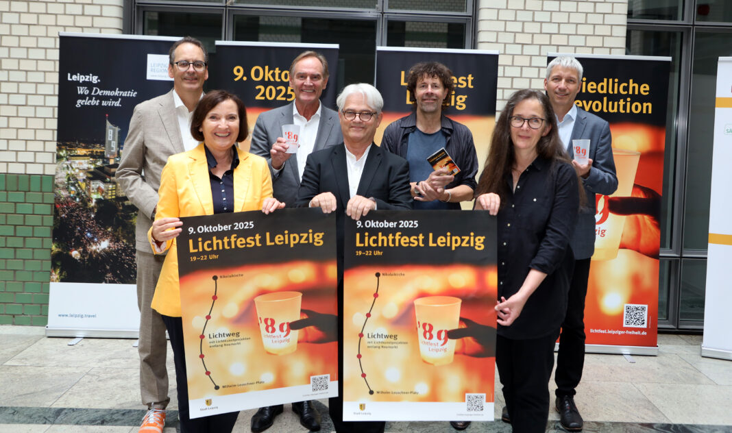 Sie stellten im Hansa Haus das Lichtfest-Programm vor: Volker Bremer, Marit Schulz, Burkhard Jung, Michael Kölsch, Lukas Taido, Gesine Oltmanns und Bernhard Stief (v.l.). Foto: André Kempner