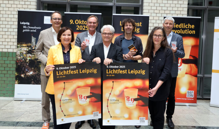 Sie stellten im Hansa Haus das Lichtfest-Programm vor: Volker Bremer, Marit Schulz, Burkhard Jung, Michael K&ouml;lsch, Lukas Taido, Gesine Oltmanns und Bernhard Stief (v.l.). Foto: Andr&eacute; Kempner