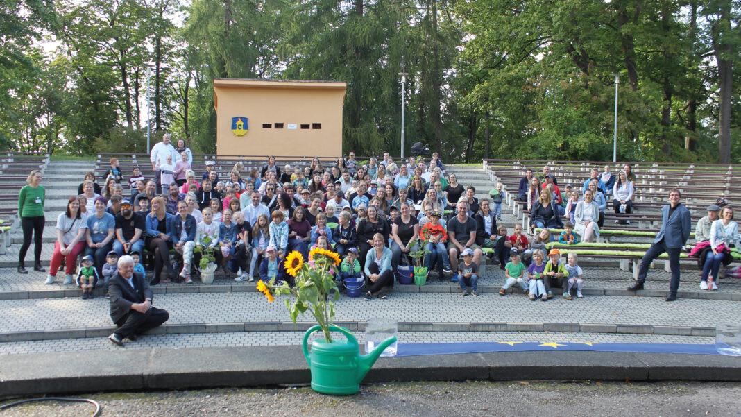 Preisverleihung für den Ideenwettbewerb „Ob Schulgarten, Kita oder Hort, es grünt und blüht an diesem Ort“ auf der Freilichtbüh- ne in Hainichen. Foto: PM