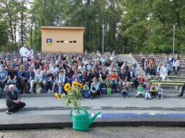 Preisverleihung f&uuml;r den Ideenwettbewerb &bdquo;Ob Schulgarten, Kita oder Hort, es gr&uuml;nt und bl&uuml;ht an diesem Ort&ldquo; auf der Freilichtb&uuml;h- ne in Hainichen. Foto: PM