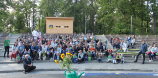 Preisverleihung f&uuml;r den Ideenwettbewerb &bdquo;Ob Schulgarten, Kita oder Hort, es gr&uuml;nt und bl&uuml;ht an diesem Ort&ldquo; auf der Freilichtb&uuml;h- ne in Hainichen. Foto: PM