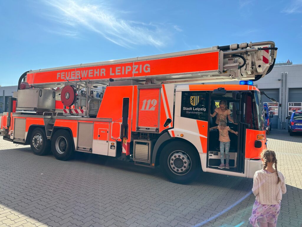 Die Kinder konnten die Fahrzeuge der Leipziger Feuerwehr genau unter die Lupe nehmen. Foto: Kinderhospiz Bärenherz