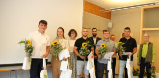 Bekamen jetzt ihr Abschlusszeugnis (v.l.): Paul Schneider (Wassergut Canitz),Linus Dirk Reichenbach (Agrargesellschaft Bad Lausick), Vincent Gall (Landwirtschaftsbetrieb Wehner), Elisa Kolossa (Agrargenossenschaft Nischwitz), Florian Schumacher (Saat-Gut Plaußig Voges). Foto: Landkreis Leipzig