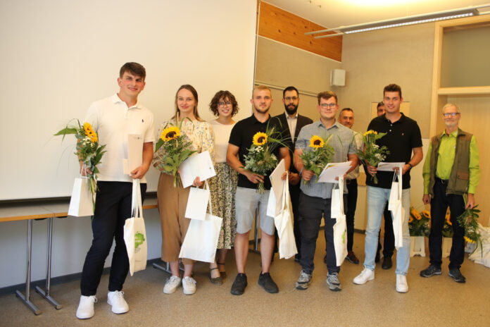 pic_20250820181329_ebd648f914 Bekamen jetzt ihr Abschlusszeugnis (v.l.): Paul Schneider (Wassergut Canitz),Linus Dirk Reichenbach (Agrargesellschaft Bad Lausick), Vincent Gall (Landwirtschaftsbetrieb Wehner), Elisa Kolossa (Agrargenossenschaft Nischwitz), Florian Schumacher (Saat-Gut Plaußig Voges). Foto: Landkreis Leipzig