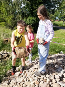 Die jungen Naturschützer ha-ben für die Bienenburg unter an- derem das Erdreich ausgehoben, Steine geschleppt, Sand transpor- tiert und Löcher gebohrt. Foto: privat