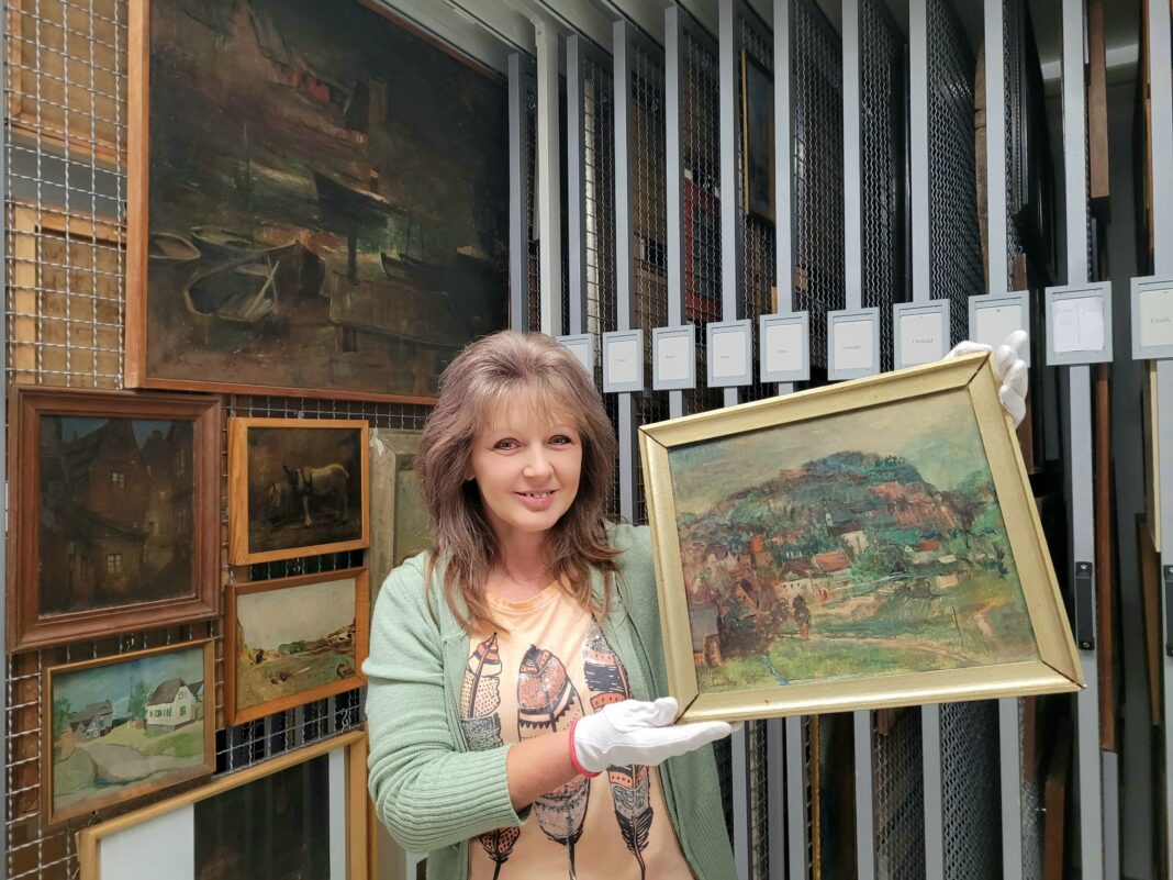 Die Leiterin des Kreimuseums Grimma, Marita Pesenecker, mit dem neuen Ölgemälde. Foto: Thomas Kube