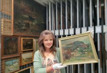 Die Leiterin des Kreimuseums Grimma, Marita Pesenecker, mit dem neuen Ölgemälde. Foto: Thomas Kube